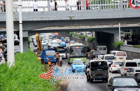 南昌解放路立交橋擋阻墻坍塌 預(yù)計(jì)20天后能修復(fù)