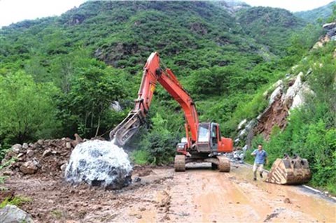 北京門(mén)頭溝多處路段山體塌方 靈山景區(qū)再次封閉