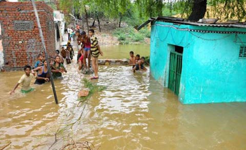 連日暴雨襲擊印度西部 數(shù)千人無家可歸27人亡