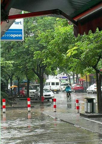 近日上海高溫天持續(xù) 午后多強降雨