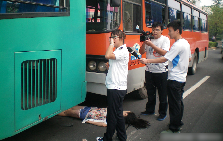 濟南兩輛公交車追尾