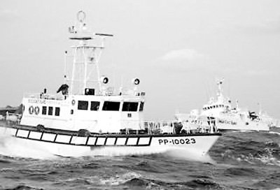 臺灣保釣漁船逼近釣魚島，日本艦艇攔截