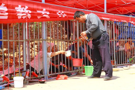 南昌廟會(huì)把行乞者圍欄圈住