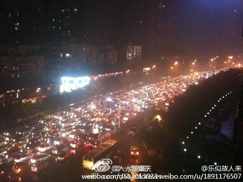 重慶9月28暴雨 暴雨導(dǎo)致重慶堵車(chē)至深夜十時(shí)仍未散去