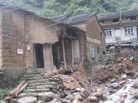 12日夜間青田縣暴雨來襲 12間民房倒塌375畝農作物受災