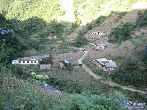 今晨彝良災區(qū)山體滑坡 龍海鄉(xiāng)鎮(zhèn)油房村小學18名學生被埋