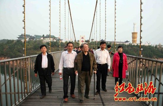 李實(原名毛遠(yuǎn)新)參觀南水北調(diào)工程