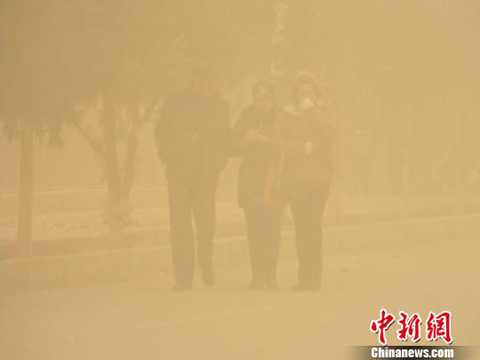 新疆羅布泊南岸遭強(qiáng)沙塵