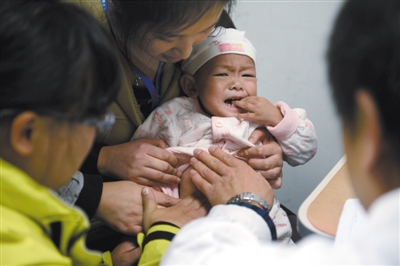 廣東韶關(guān)一名1歲的寶寶口鼻鉆出多條蛔蟲