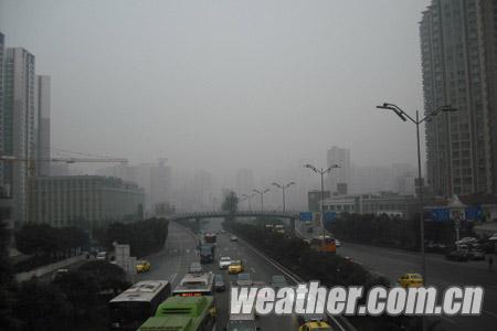重慶高速因大霧交通管制 春運(yùn)首日大霧或再襲