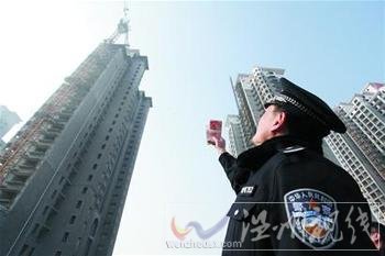 農(nóng)民工爬上80米塔吊討薪