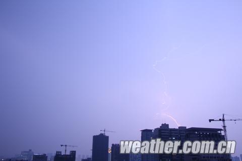 南寧夜空電閃雷鳴迎來(lái)2013年首場(chǎng)暴雨