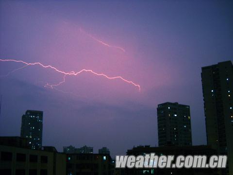 南寧夜空電閃雷鳴迎來(lái)2013年首場(chǎng)暴雨