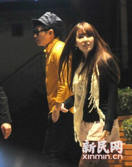 男主持和波多野結(jié)衣開房