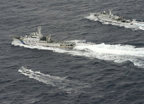 釣魚島海監船驅逐日本漁船，中國海監船在釣魚島維權執法