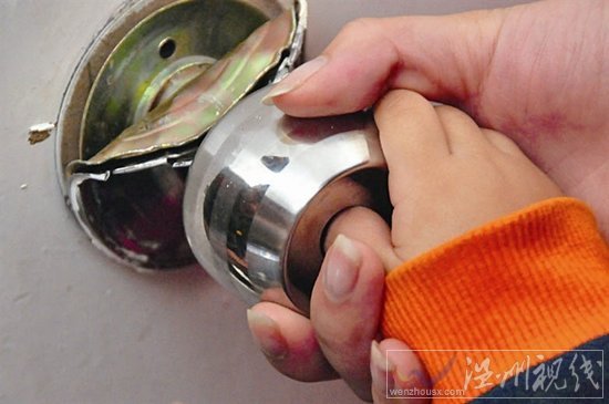 溫州鹿城區(qū)兩歲男童大拇指被球形鎖鎖眼卡住