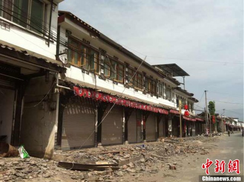 在災(zāi)區(qū)街道上被震下的瓦礫散落一地