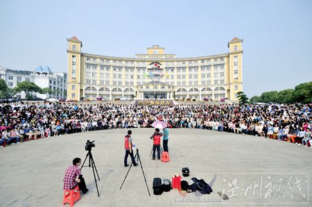 3400人霸氣大學生畢業(yè)照