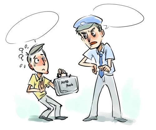 鄭州一男子被警察攔住檢查電腦包