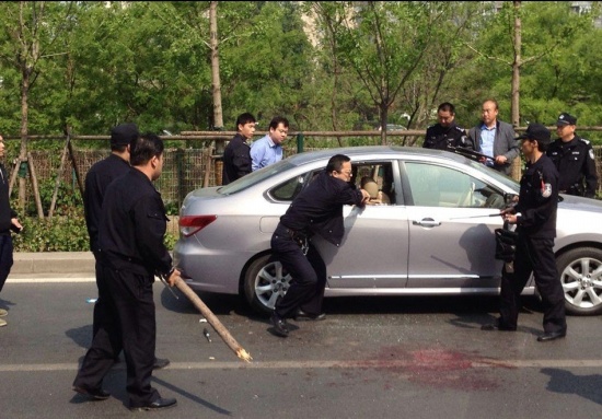男子在北京廣渠門持刀殺人，歹徒與警方搏斗半小時受傷搶救無效