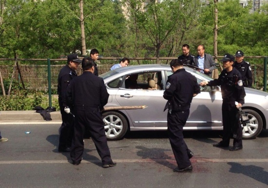 男子在北京廣渠門持刀殺人，歹徒與警方搏斗半小時受傷搶救無效