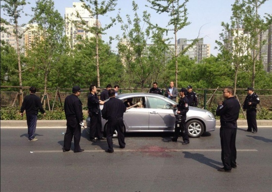 男子在北京廣渠門持刀殺人，歹徒與警方搏斗半小時受傷搶救無效