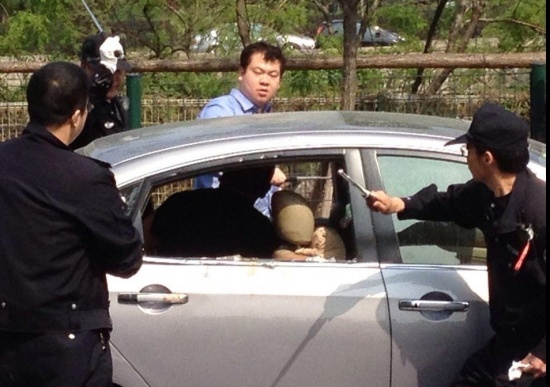 男子在北京廣渠門持刀殺人，歹徒與警方搏斗半小時受傷搶救無效