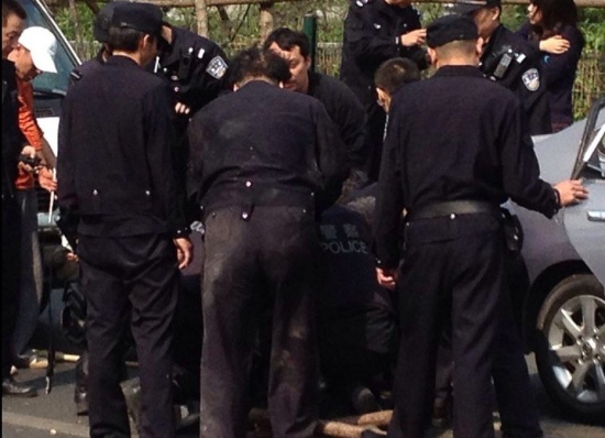 男子在北京廣渠門持刀殺人，歹徒與警方搏斗半小時受傷搶救無效