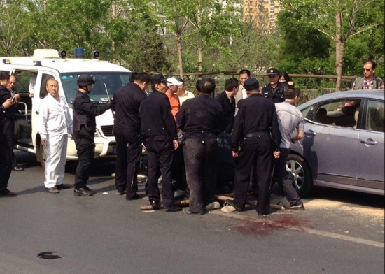 男子在北京廣渠門持刀殺人，歹徒與警方搏斗半小時受傷搶救無效