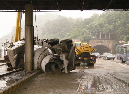 溫州機場路隧道口水泥攪拌車側翻圖片