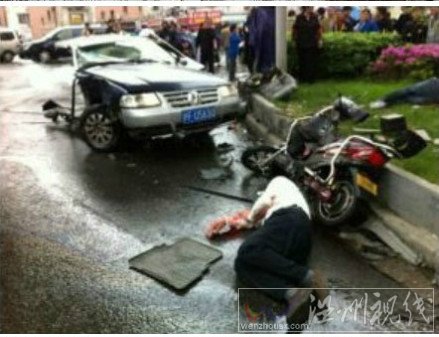 車禍中助動車司機被撞后躺倒在地
