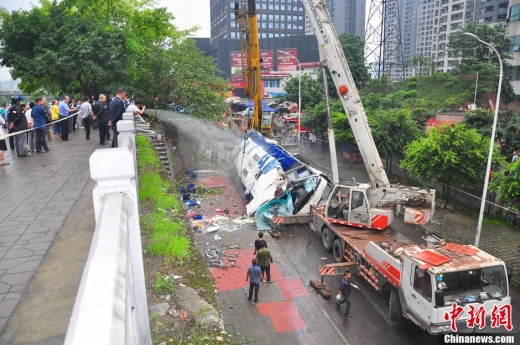 重慶車禍中客車沖出橋面造成1死多傷