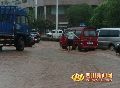 四川多地遭強(qiáng)雷暴襲擊 暴雨引發(fā)洪澇致1人死亡