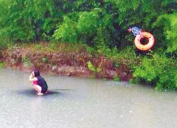 永嘉暴雨小車沖進河流，女孩蹲車頂求救