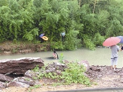 永嘉暴雨小車沖進河流，女孩蹲車頂求救