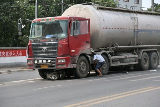 滎陽車禍，女子被撞央求司機別碾死她。