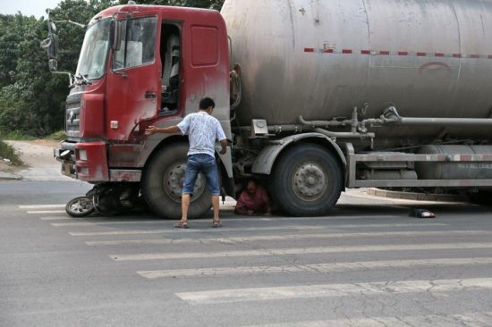 滎陽車禍，女子被撞央求司機別碾死她。