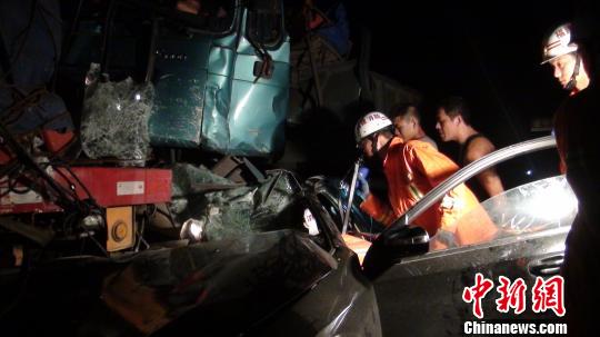 轎車(chē)撞擊后副駕駛兩人被困