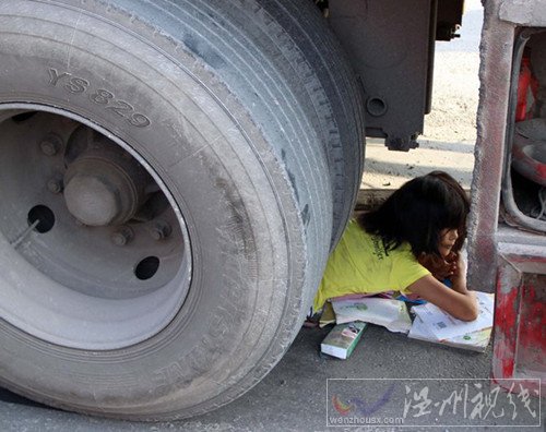 女孩被卷入車輪下現(xiàn)場(chǎng)圖片