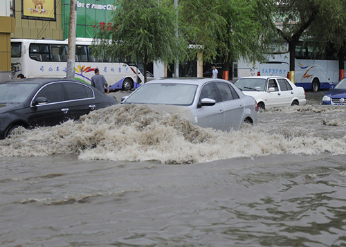 長春市區(qū)街頭積水嚴重