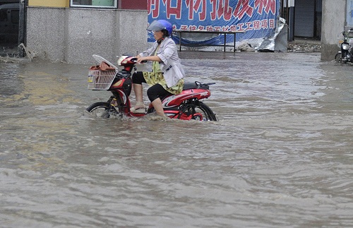 部分積水嚴重地區(qū)水深達30多厘米