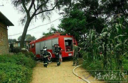 消防官兵趕到飛機(jī)出事地點(diǎn)