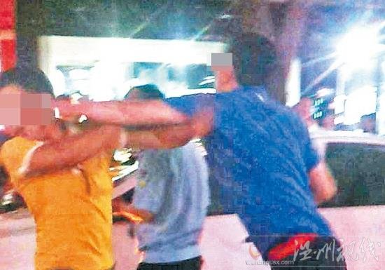 男子當街毆打情夫 妻子偷腥一年終于被抓情夫被痛打