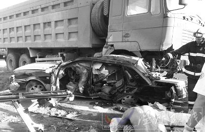 轎車被卡車碾壓完全變形