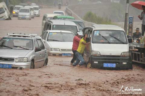 彝良泥石流 暴雨引發(fā)彝良現(xiàn)泥石流車輛被困