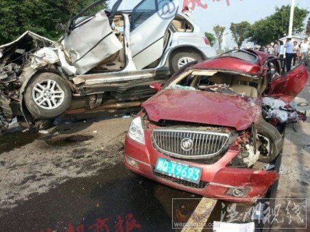 宜賓發(fā)生車禍現(xiàn)場(chǎng)圖片