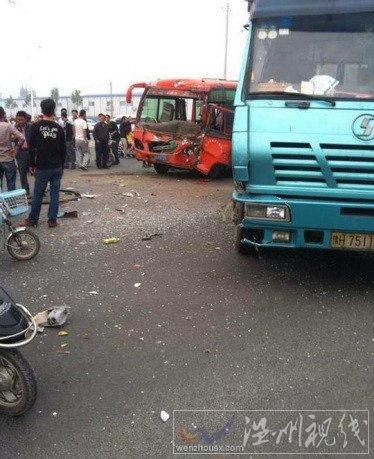 河南獲嘉縣客車與貨車發生車禍