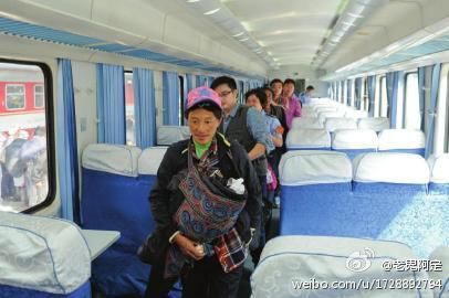 孕婦列車(chē)生女 坐車(chē)回家途中臨產(chǎn)在乘客的幫助下產(chǎn)下女?huà)? /><br />
孕婦列車(chē)上產(chǎn)下女?huà)?/p>
<p>　　10月9日上午，一名孕婦列車(chē)生女的事件讓全車(chē)乘客都捏了一把汗，還好在多名乘客的幫助下順利生了女?huà)耄壳澳概桨病?/p>
<p>　　<strong>孕婦列車(chē)上產(chǎn)下女?huà)?/strong></p>
<p>　　10月9日早晨9時(shí)20分，列車(chē)剛經(jīng)過(guò)四川廣元站時(shí)，列車(chē)長(zhǎng)蘆麗英在車(chē)廂巡查時(shí)，被一位男乘客拉住了衣角，說(shuō)對(duì)面的一位女子要生孩子了。那名孕婦看上去很瘦，表情痛苦，在座位上一動(dòng)不動(dòng)。列車(chē)長(zhǎng)趕緊叫乘務(wù)員拿來(lái)了幾塊紙板和兩條棉被，在附近廁所搭起了簡(jiǎn)易產(chǎn)房。</p>
<p>　　與孕婦阿梅同行的一位中年婦女說(shuō)自己以前幫人接生過(guò)，便過(guò)來(lái)幫忙。而其他人在外面忙活著，熱水、包裹孩子的被單，還有就是焦急的等待，大家都在為孕婦阿梅擔(dān)心著。</p>
<p>　　9點(diǎn)54分，孩子順利生下了，大家懸著的心也放下了。但是孩子的小腿呈青紫色，而且沒(méi)有哭聲，這樣的情況又讓大家擔(dān)心了。隨后，一名乘客聽(tīng)到廣播后跑過(guò)來(lái)了，是重慶某醫(yī)院的外科醫(yī)生，現(xiàn)在情況緊急只好充當(dāng)起了產(chǎn)科醫(yī)生。他將孩子側(cè)放在事先準(zhǔn)備好的被單上，一邊用手搓孩子的后背，一邊讓乘務(wù)員幫忙，彈孩子的腳心。十來(lái)分鐘之后，終于聽(tīng)到了孩子“哇”的一聲，哭了出來(lái)，大家都松了一口氣。</p>
<p>　　<strong>母女平安 孕婦下車(chē)淡定的走了</strong></p>
<p>　　醫(yī)生還給女?huà)霗z查了各項(xiàng)指標(biāo)，一切正常。孩子剛出生，列車(chē)長(zhǎng)為了照顧孩子關(guān)閉了當(dāng)前車(chē)廂。一路上，熱心的乘客們都在照顧母女兩人。到了下午14點(diǎn)10發(fā)呢，列車(chē)到站，有乘客建議母女兩人再到附近醫(yī)院檢查一下，不過(guò)阿梅抱起孩子淡定的走了，說(shuō)生孩子沒(méi)有這么難。</p>　　本文“”來(lái)源：http://www.dchiamo.cn/news/shehui/51241.html，轉(zhuǎn)載必須保留網(wǎng)址。
<p class=