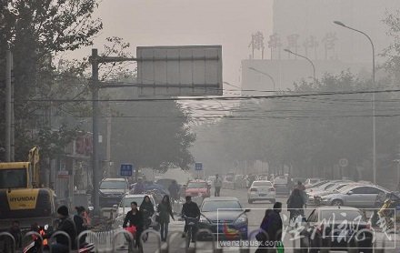 北京11月2日霧霾持續(xù) 能見度極差明天有望改善