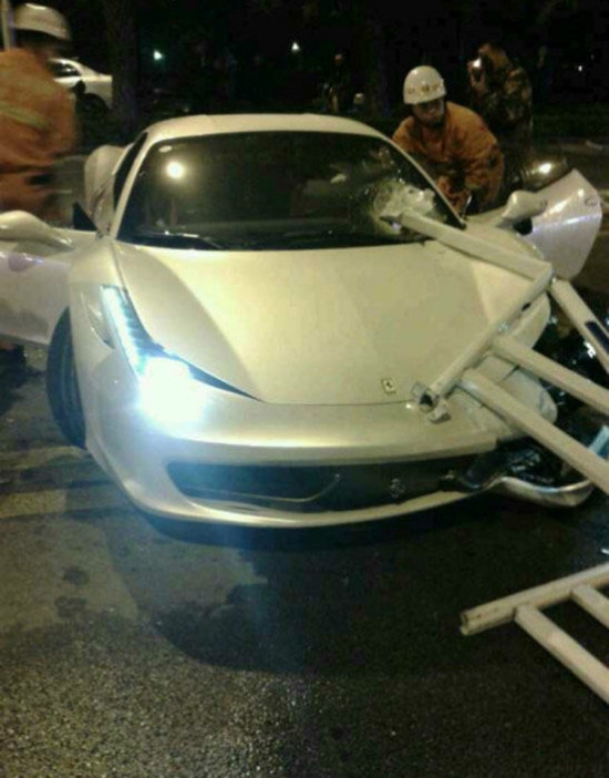 南寧法拉利撞護欄車禍現(xiàn)場圖片